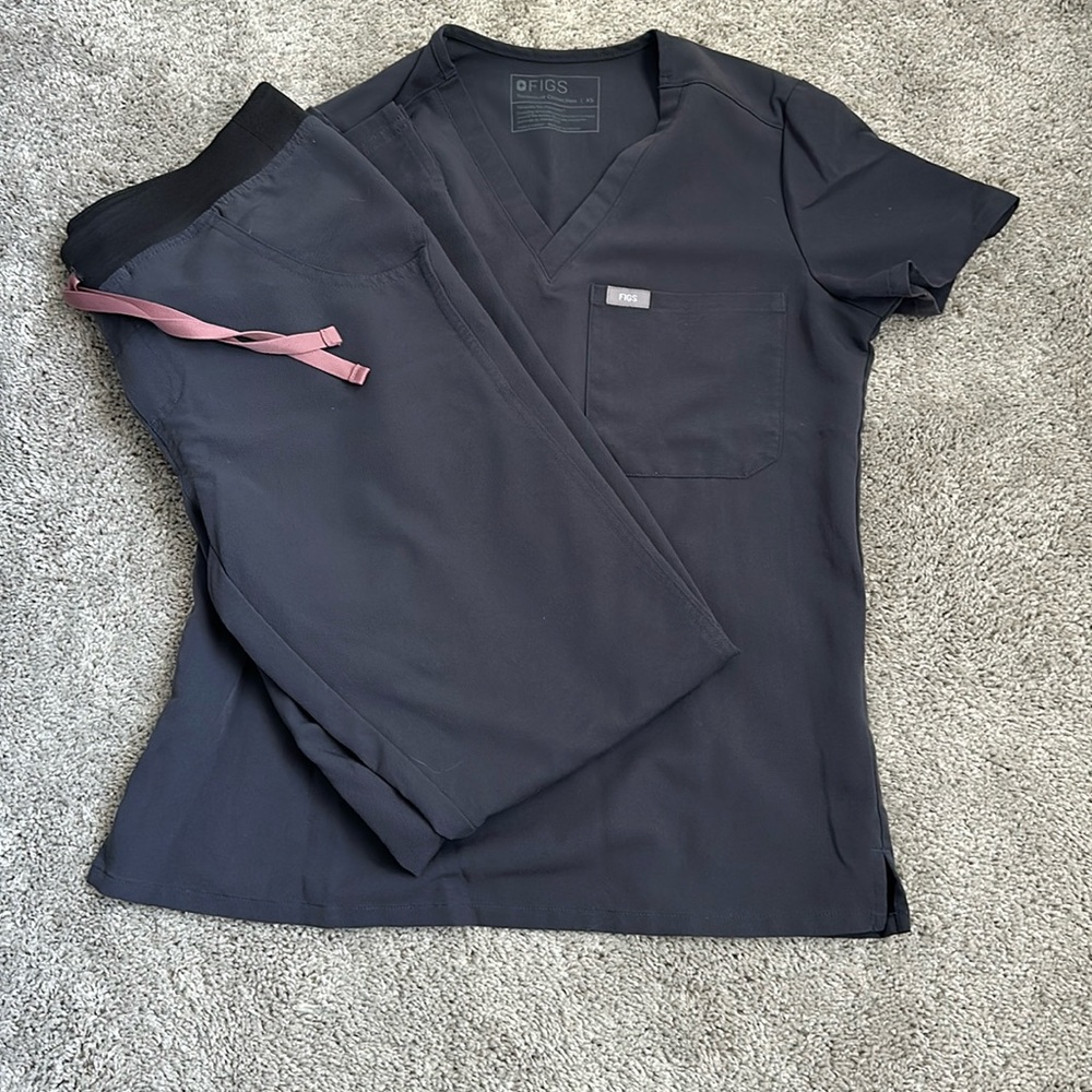 Charcoal and blush pink XS figs scrubs, Catarina scrub top and kade cargo pants
